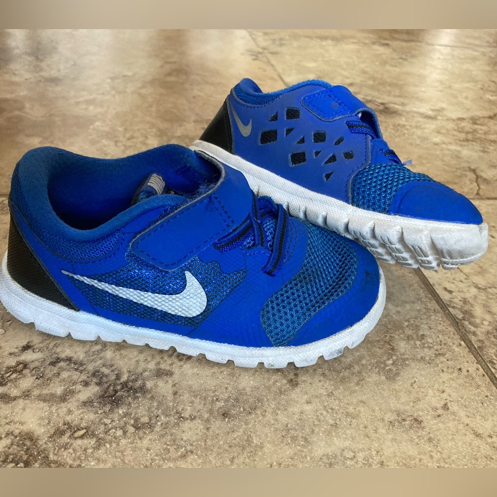 Toddler boy Nikes size 8